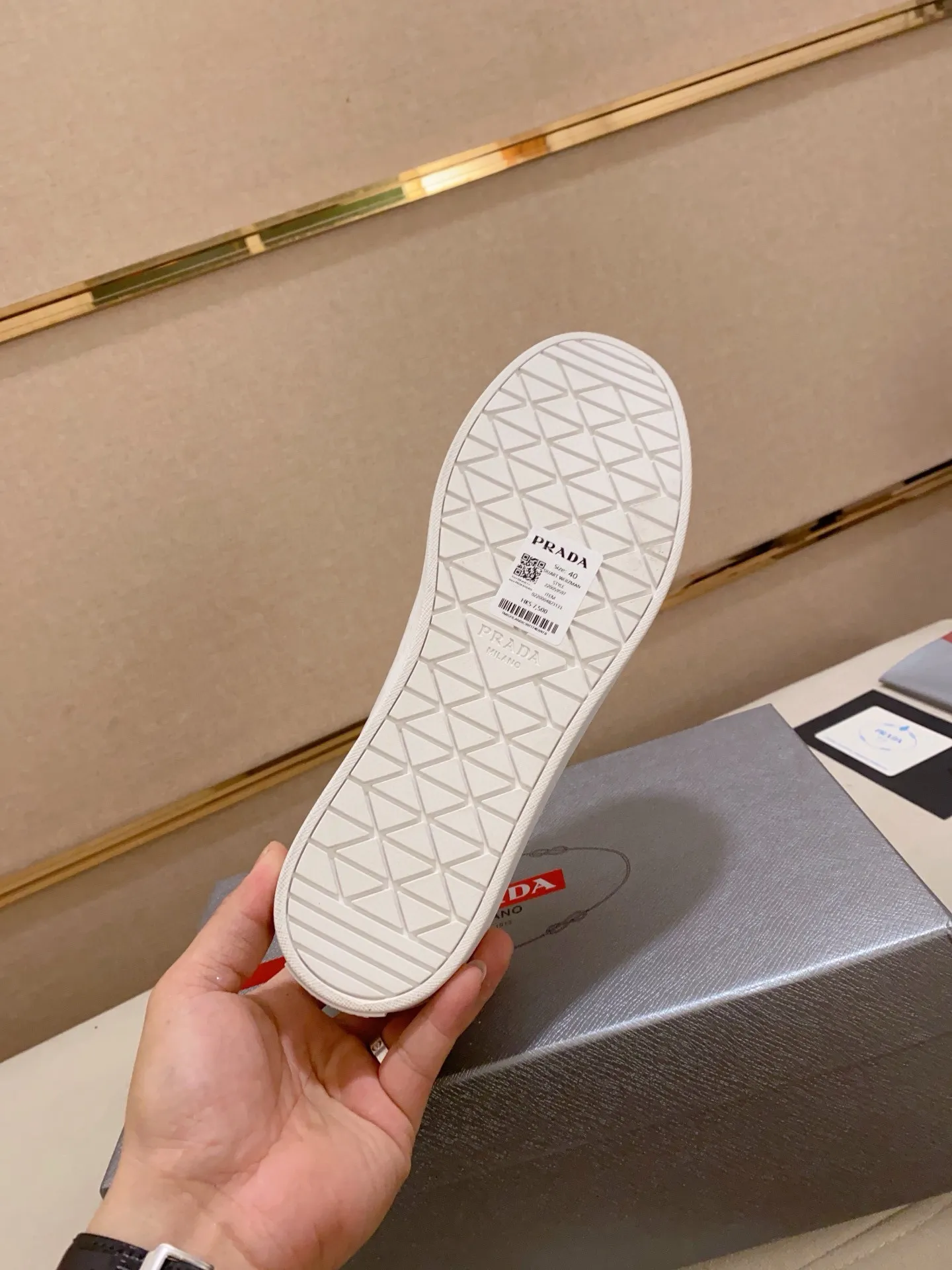 Men's shoes 💰 580💰 ✔️✔️✔️High-quality new PRADA counters are launched at the same time. The new men's shoes and 😘fabrics are selected from first-layer cowhide and are made by pure handicrafts. Lining: Full cowhide lining. 👍🏿 High-end ☄️ air-cushion molded anti-slip rubber outsole, exquisite lines, simple and elegant, comfortable and high-end for leisure travel. Code number: 38 to 44 (45 can be customized)